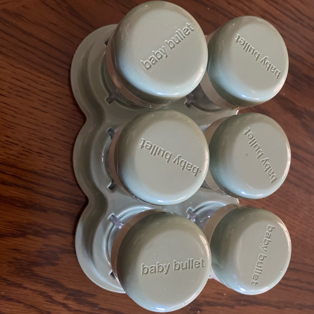 baby bullet storage kit - missing 1 peice -see pic